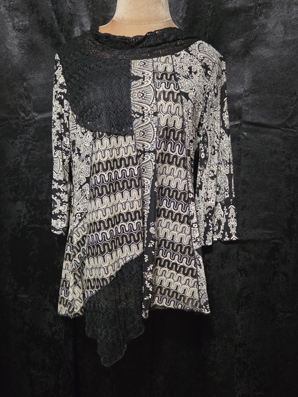 Calessa L Large Charming Printed Black & White Tunic Top
